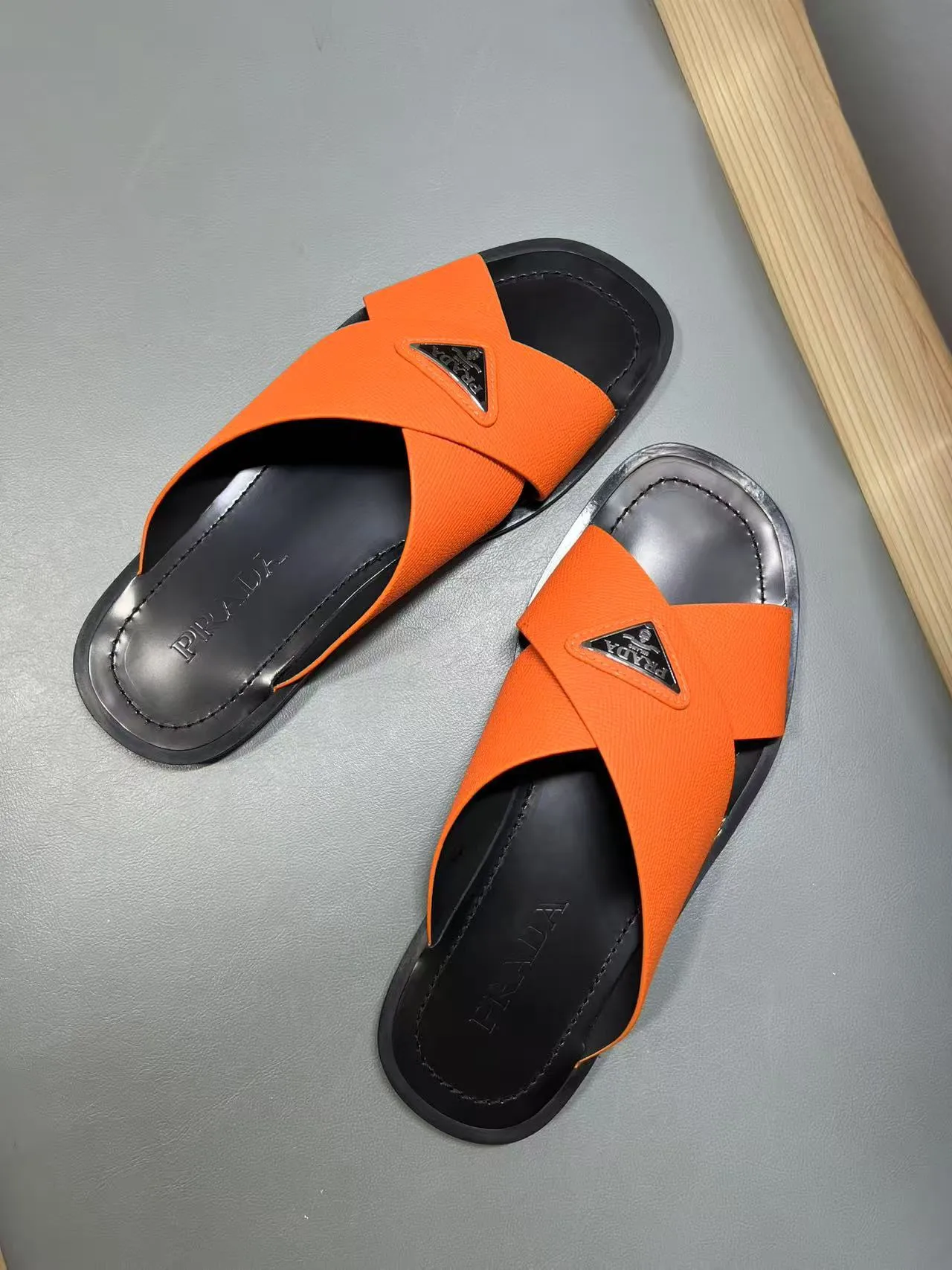 340💰PRADA Prada’s latest slippers are synchronized with the official website. This slipper is made of the brand’s unique and iconic Saffiano leather. The brand logo jumps out from the double straps, and the brand style is clearly visible. Cowhide gives men elegant charm and functional design, making it an ideal choice for vacation and leisure. Size:38-45